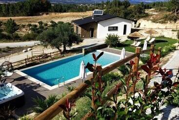 هتل Villa Regadio