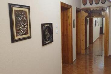 پانسیون Jordhani S House