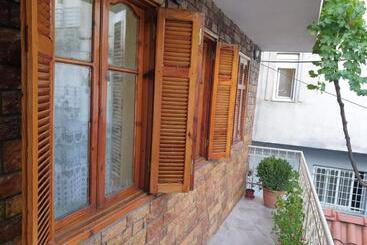 پانسیون Jordhani S House
