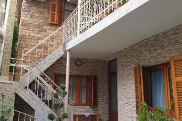 پانسیون Jordhani S House
