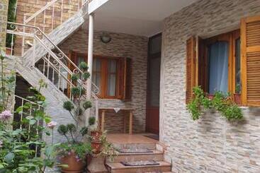 پانسیون Jordhani S House