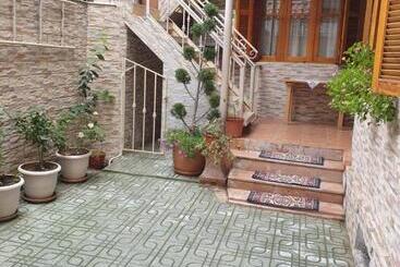 پانسیون Jordhani S House