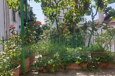 پانسیون Jordhani S House