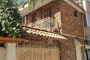 پانسیون Jordhani S House