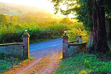 پانسیون Woodlands Country House & Cottage