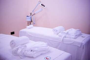 هتل Crispan Suites & Event Centre