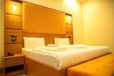 هتل Crispan Suites & Event Centre