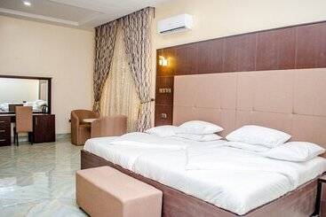 هتل Crispan Suites & Event Centre
