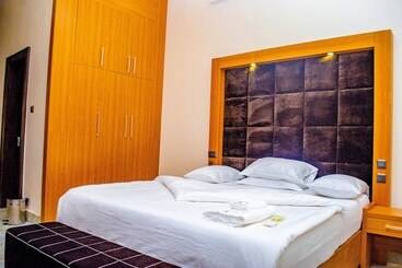هتل Crispan Suites & Event Centre
