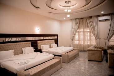 هتل Crispan Suites & Event Centre
