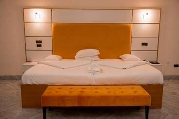 هتل Crispan Suites & Event Centre