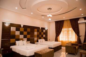 هتل Crispan Suites & Event Centre