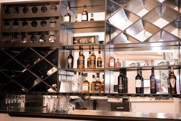 هتل Crispan Suites & Event Centre