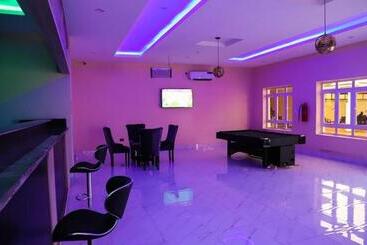 هتل Crispan Suites & Event Centre