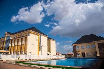 هتل Crispan Suites & Event Centre