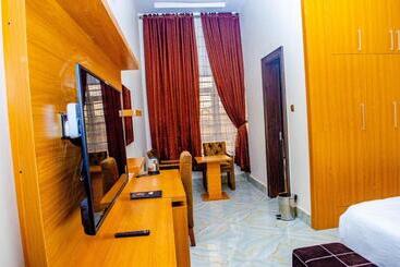 هتل Crispan Suites & Event Centre