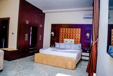 هتل Crispan Suites & Event Centre