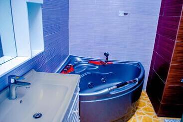 هتل Crispan Suites & Event Centre