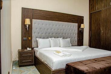 هتل Crispan Suites & Event Centre
