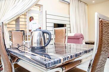 هتل Crispan Suites & Event Centre