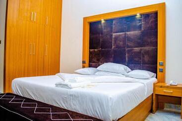 هتل Crispan Suites & Event Centre