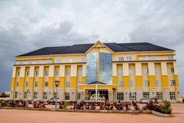 هتل Crispan Suites & Event Centre