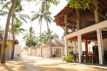 هتل The Blue Lagoon Resort Kalpitiya