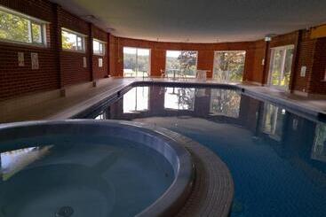 هتل Roffey Park Institute