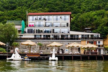 Pensiunea Decebal Resort   Cazanele Dunarii