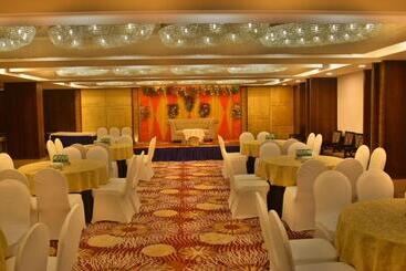 هتل Country Inn & Suites By Radisson Jammu