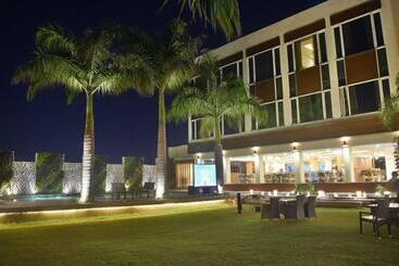 هتل Country Inn & Suites By Radisson Jammu