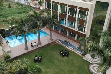 هتل Country Inn & Suites By Radisson Jammu