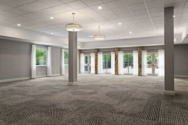 هتل Doubletree By Hilton Pittsburgh Airport