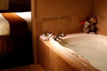 هتل Embassy Suites Lubbock