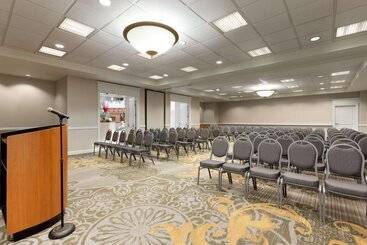 هتل Embassy Suites By Hilton Newark Wilmington South