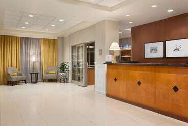 هتل Embassy Suites By Hilton Newark Wilmington South