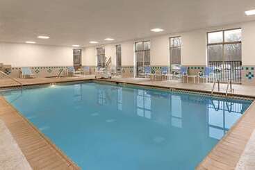 هتل Embassy Suites By Hilton Newark Wilmington South