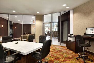 هتل Embassy Suites Los Angeles Glendale