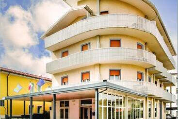 هتل Hc Resort Lignano