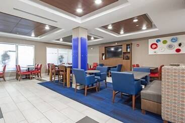 هتل Holiday Inn Express & Suites Chattanooga   East Ridge, An Ihg