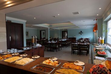 هتل Issacs Residency