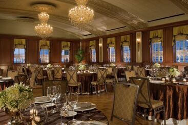 هتل The Skirvin Hilton Oklahoma City