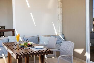 Kavos Hotel & Suites