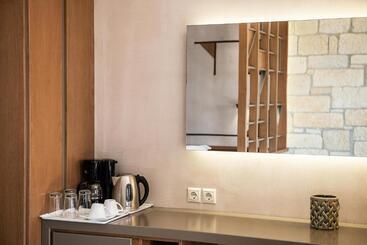 Kavos Hotel & Suites