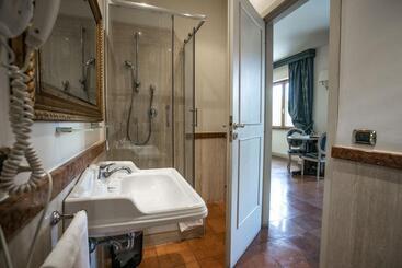 هتل Quadrifoglio Roma Eur