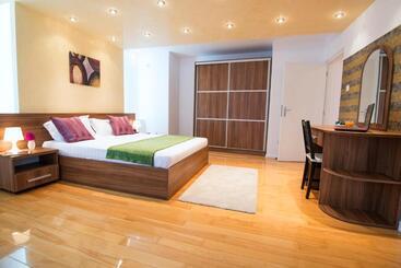 6 Apartments