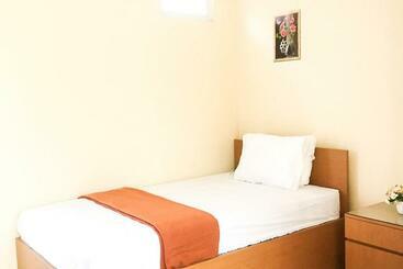 בית מלון כפרי Muzdalifa Syariah Near Alun Alun Gresik Mitra Reddoorz