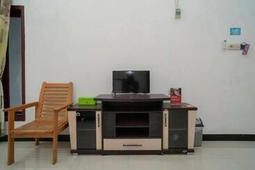 هتل Reddoorz Syariah Near Syamsudin Noor Airport 4