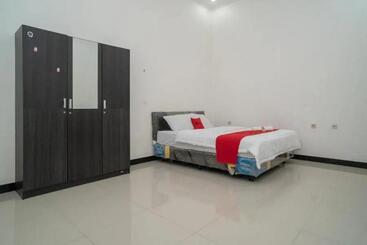هتل Reddoorz Syariah Near Syamsudin Noor Airport 4