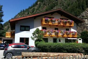 پانسیون Haus Alpina